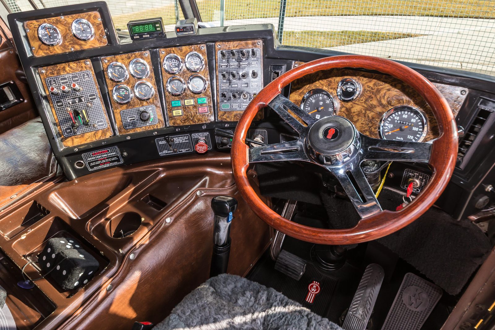 Steering wheel and instrument panel inside Igor Gedri’s Kenworth K100E