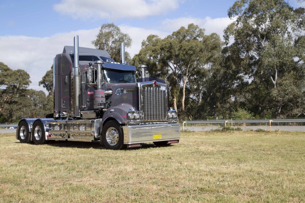 Region Peak Kenworth T909 Sir Harold photographed in a grassed setting