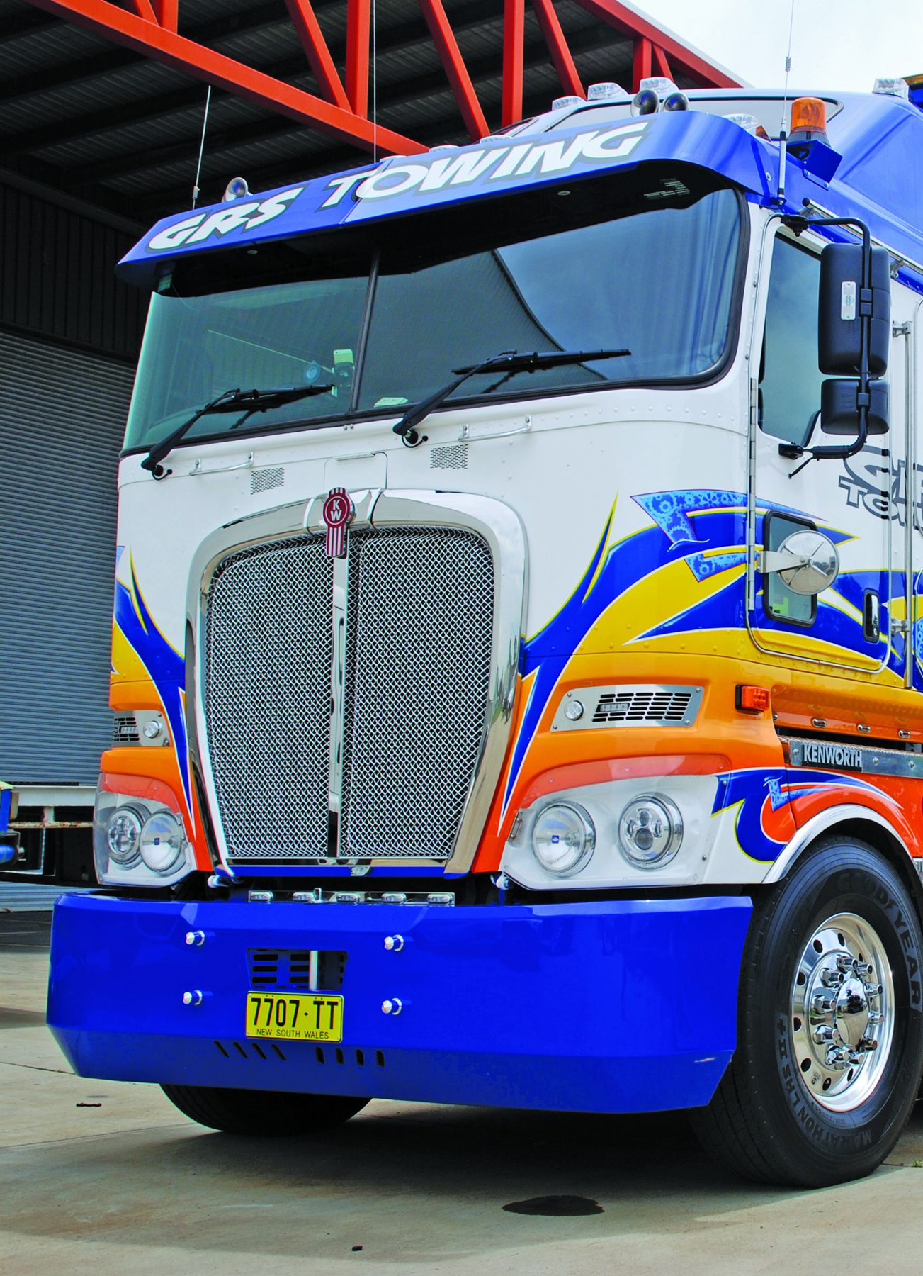 Front of the blue and white GRS Towing Kenworth K200
