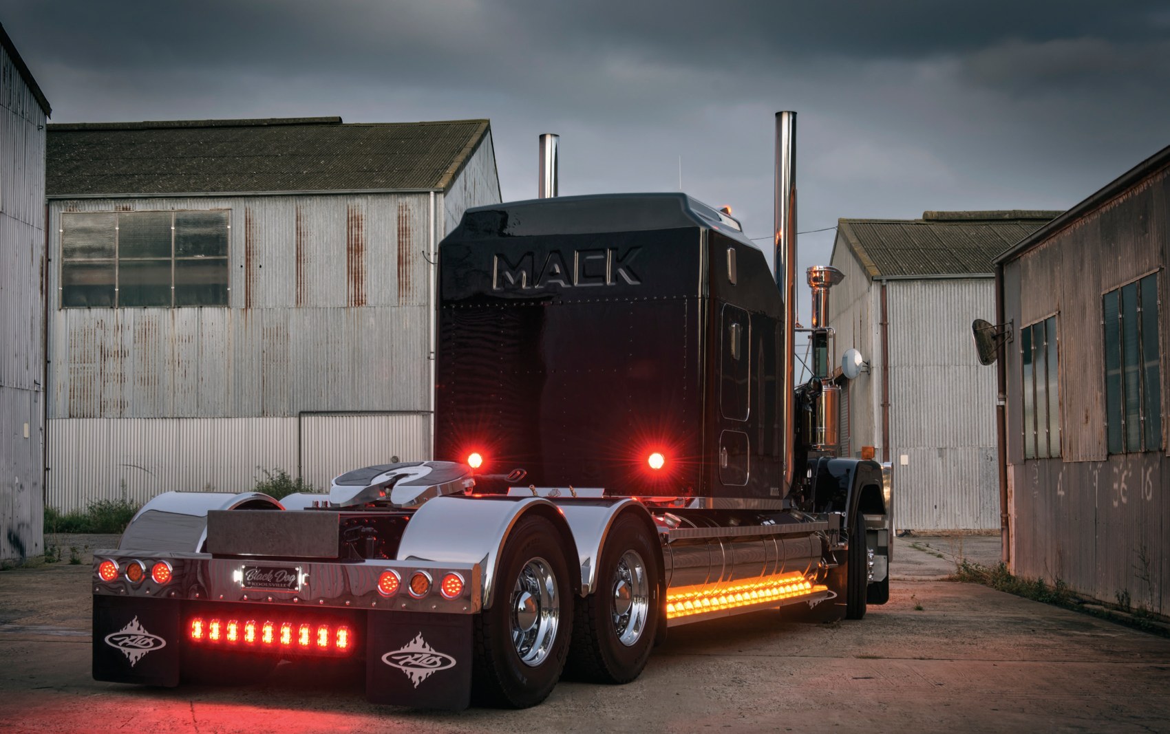 Black Dog — Bernie Champion’s Klos custom Mack Superliner — archive photograph 2