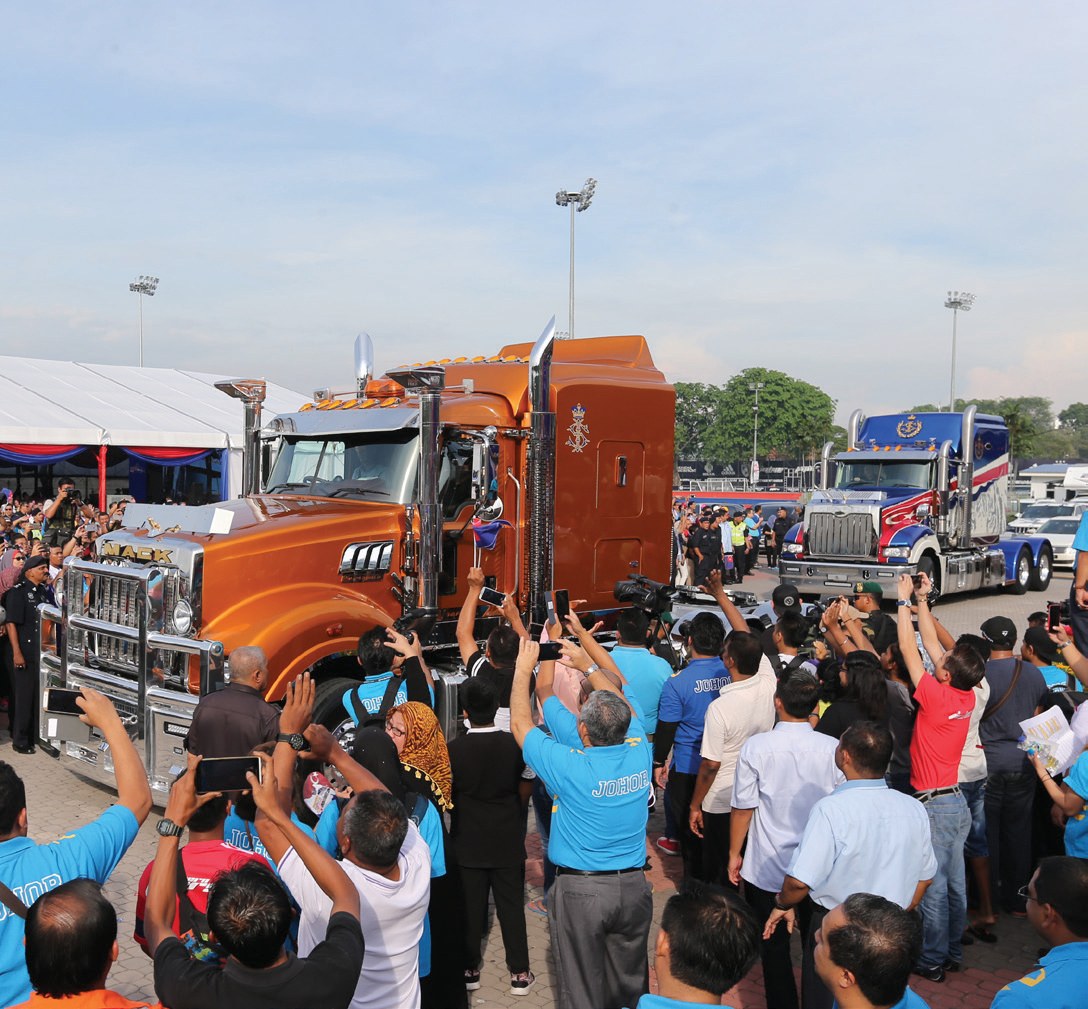 Royal Rides — the Sultan of Johor’s custom Mack Superliners — archive photograph 2