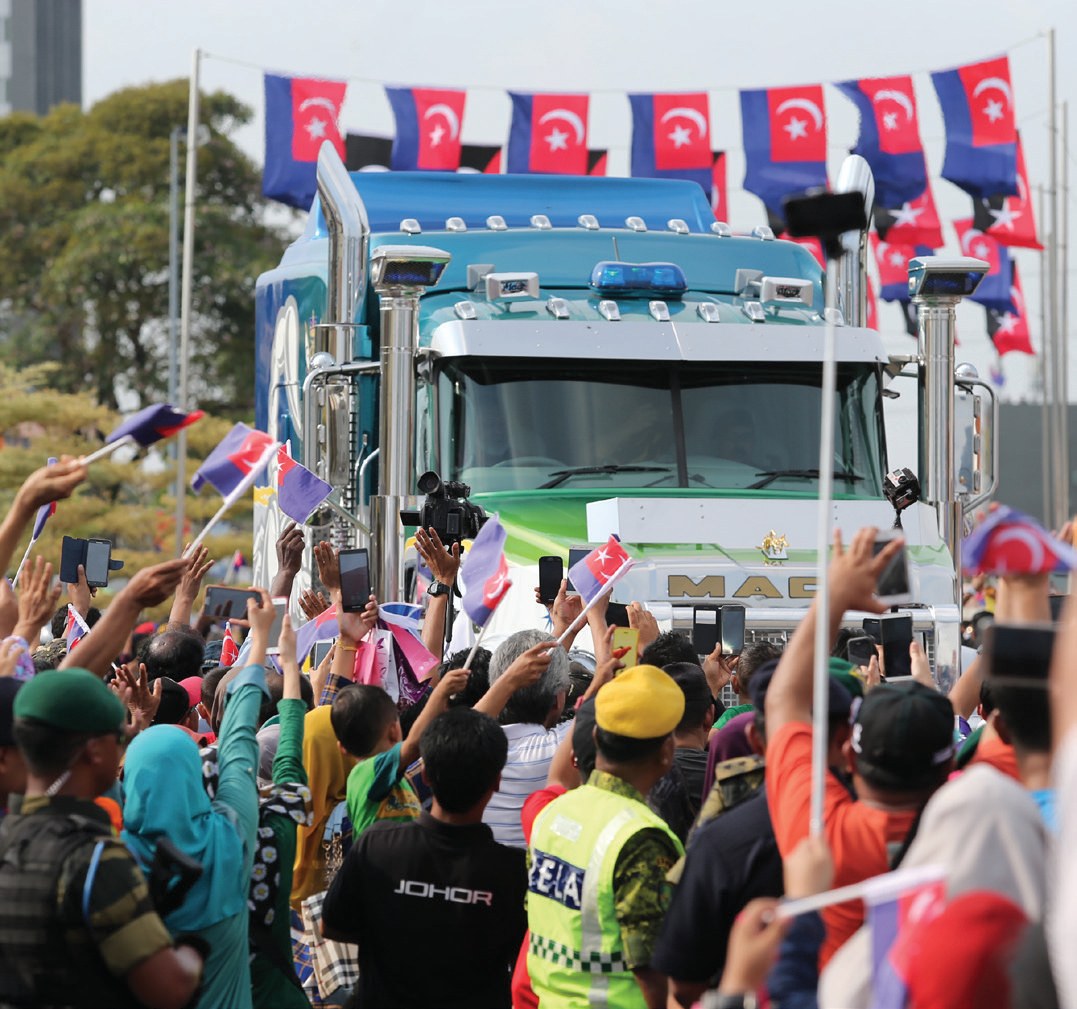 Royal Rides — the Sultan of Johor’s custom Mack Superliners — archive photograph 3