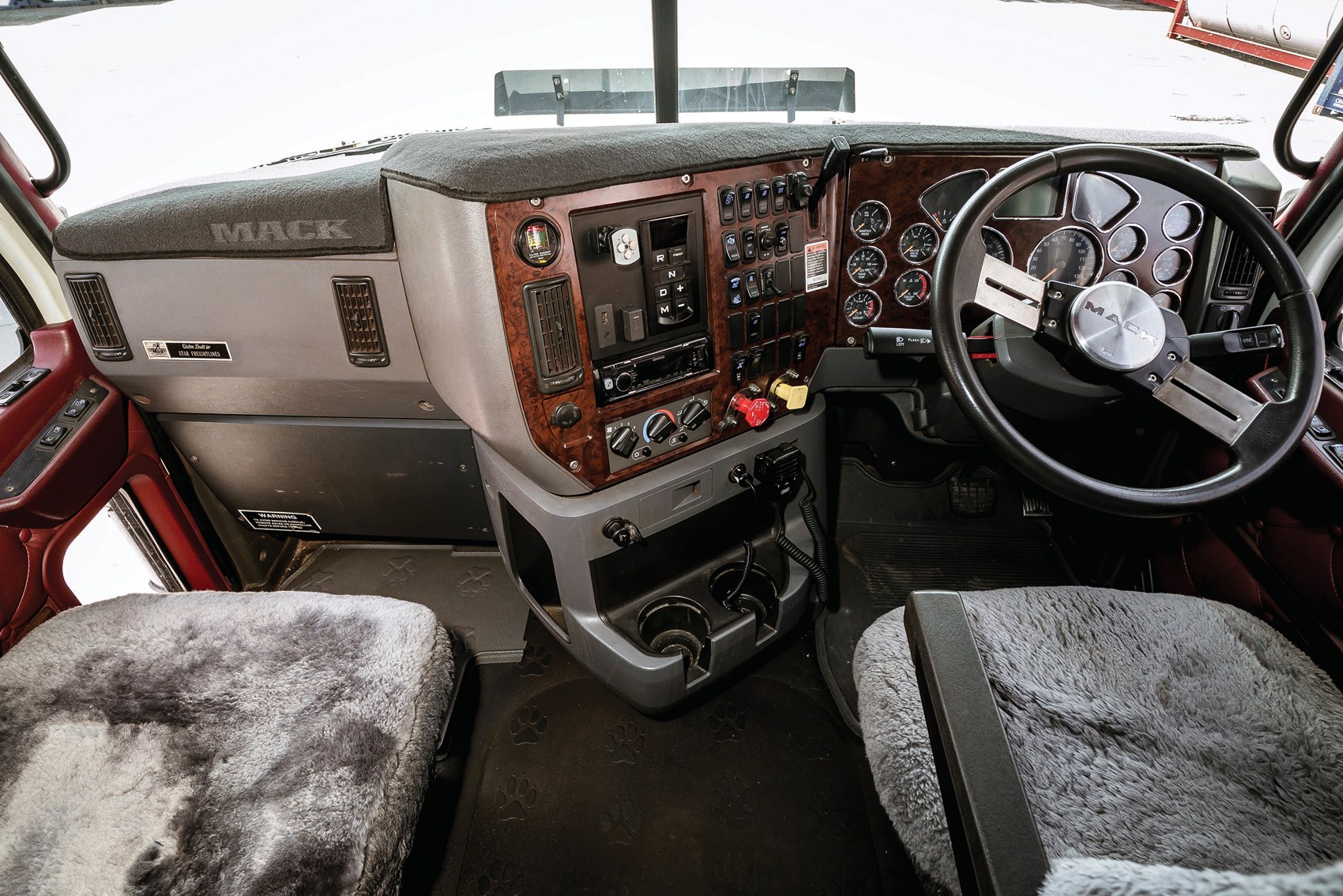 Pride & Place — B&K Express Freight’s Mack Trident — archive photograph 3