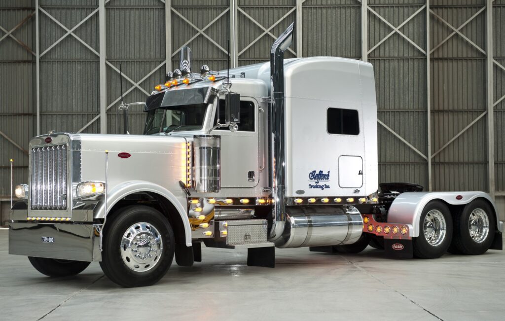 Silversonic: Dean Kefford’s V8 Peterbilt 379