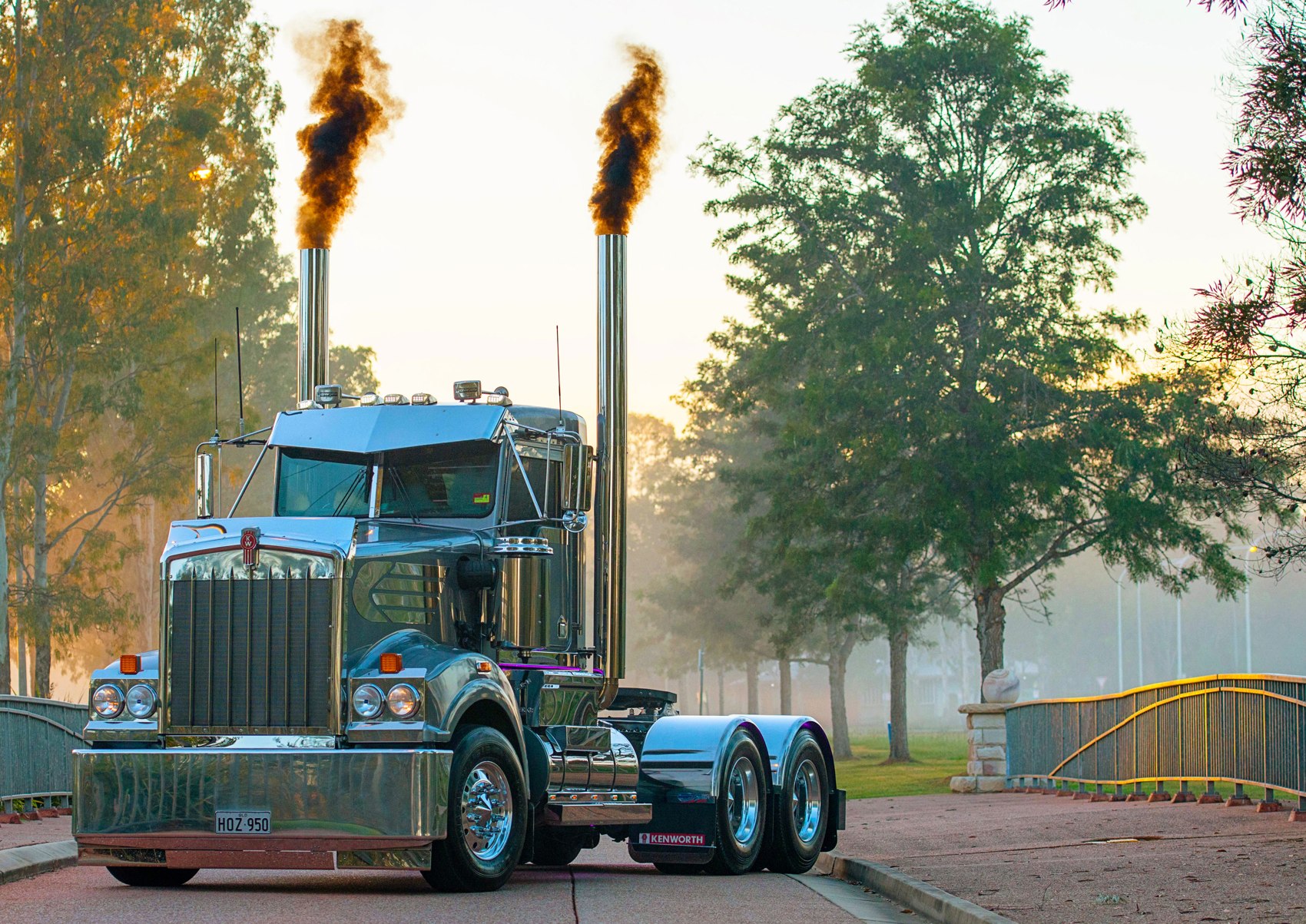 Tsunami: Hozzi Transport’s Kenworth T950 — original archive photograph
