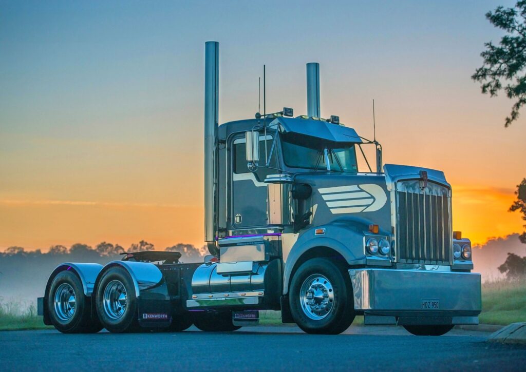 Tsunami: Hozzi Transport’s Kenworth T950