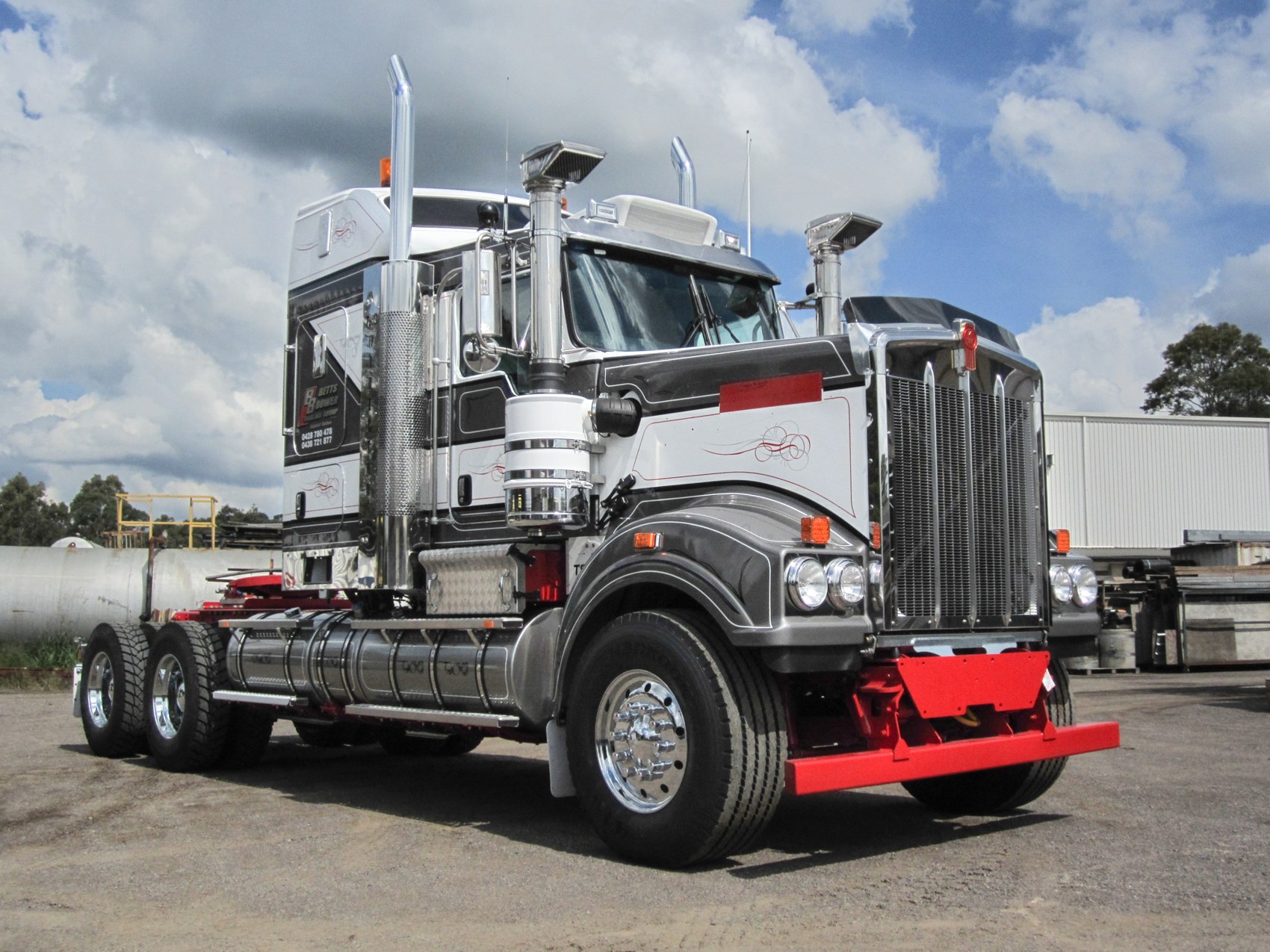 Forged by Friendship: Betts Bower’s Kenworth C509 and T909 — archive photograph 4