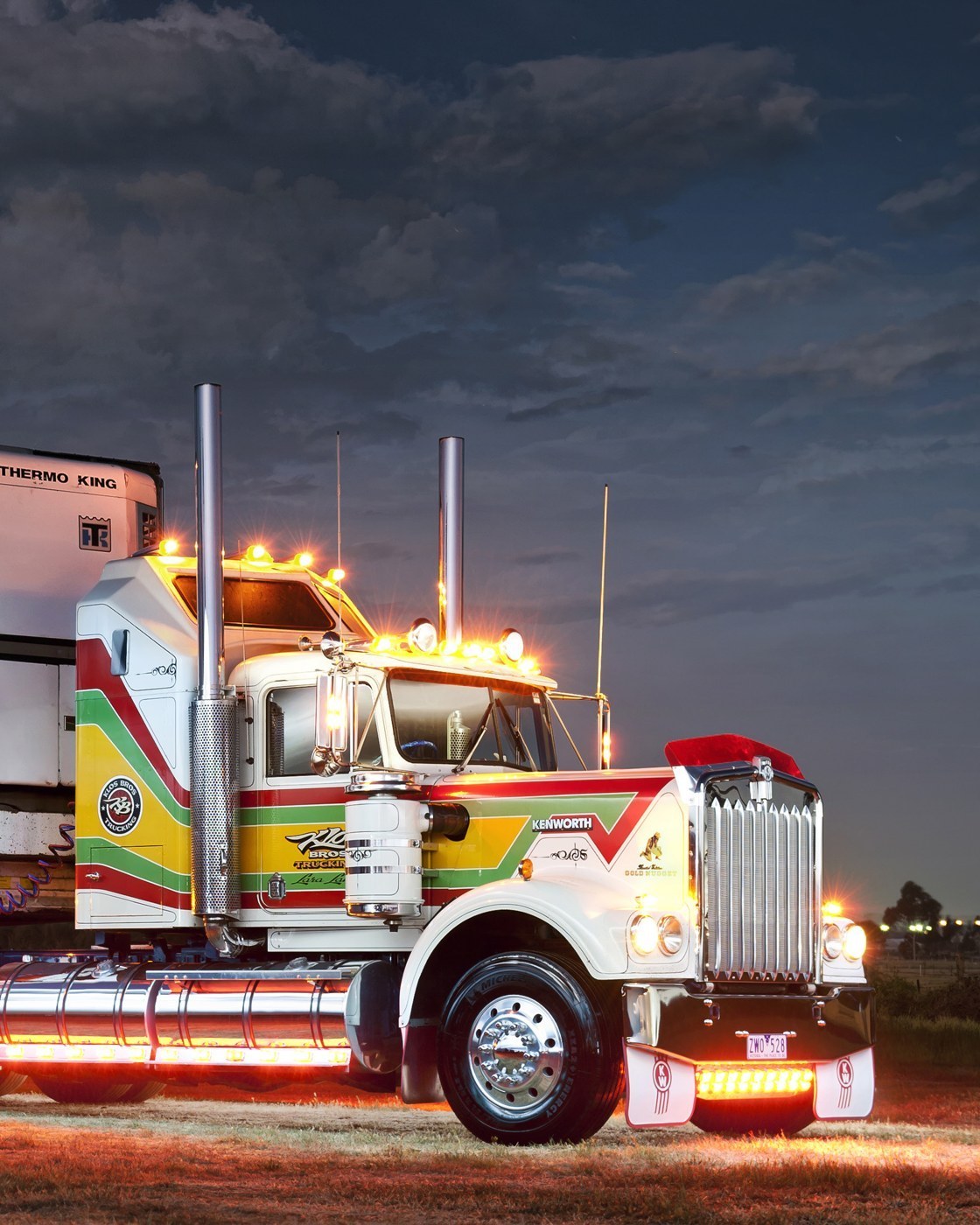 Striking Gold: the Klos Bros’ Melosi Gold Nugget Kenworth — archive photograph 2