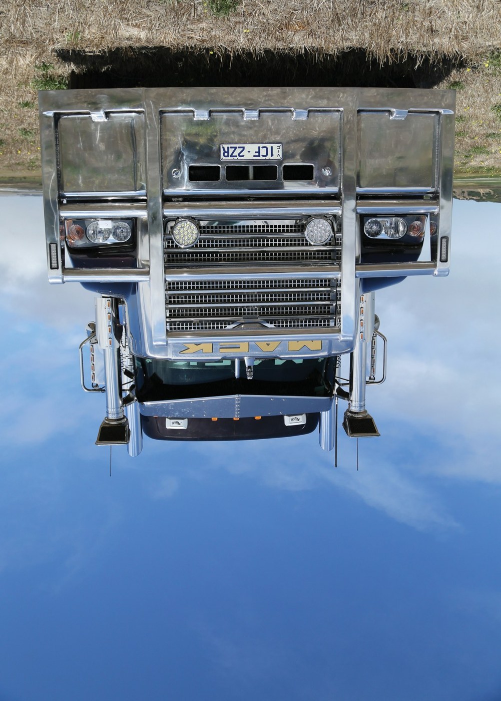 Cherry Black — Dwayne and Kim Shanahan’s Mack Superliner — archive photograph 2
